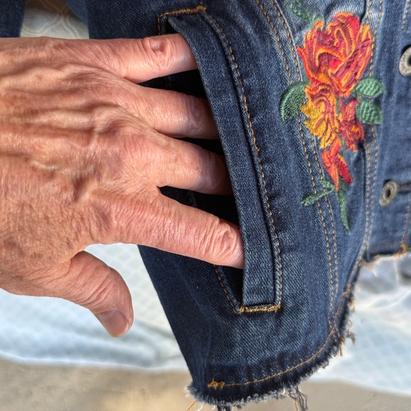 NWT jean JACKET denim -Colorful Floral Embroidery- fringe sleeve/hem S M - Picture 10 of 17
